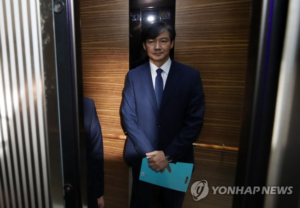 인사청문회 준비단 사무실로 나온 조국