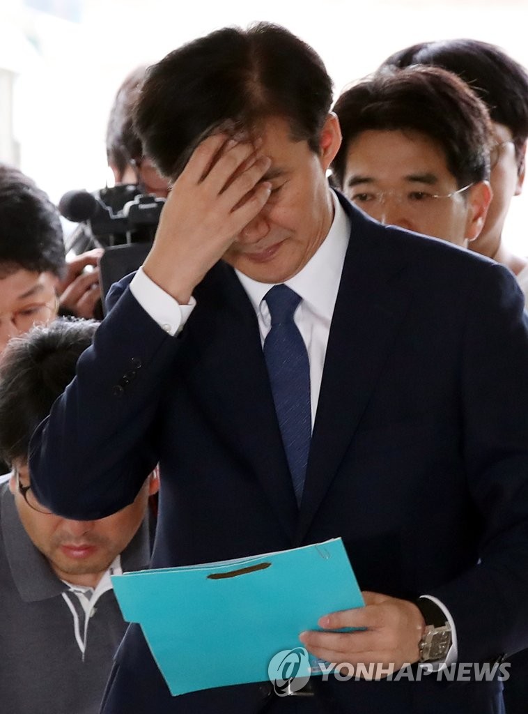 머리 쓸어넘기는 조국