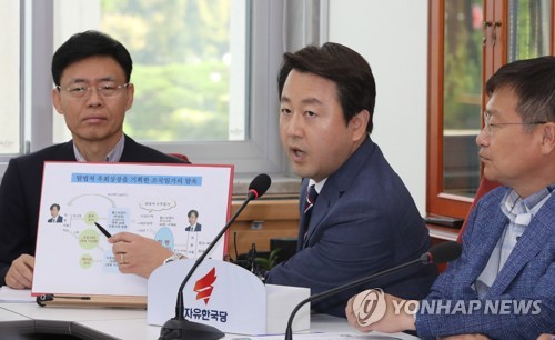 발언하는 김용남