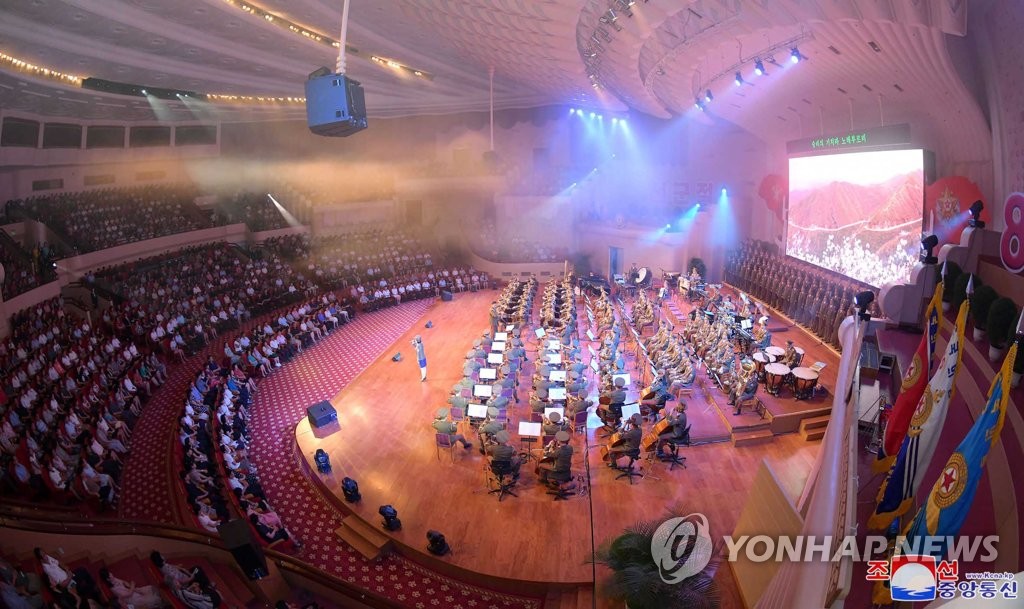 북한 선군절 맞아 경축공연 진행