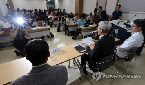 수상한 장학금에 쏠린 관심