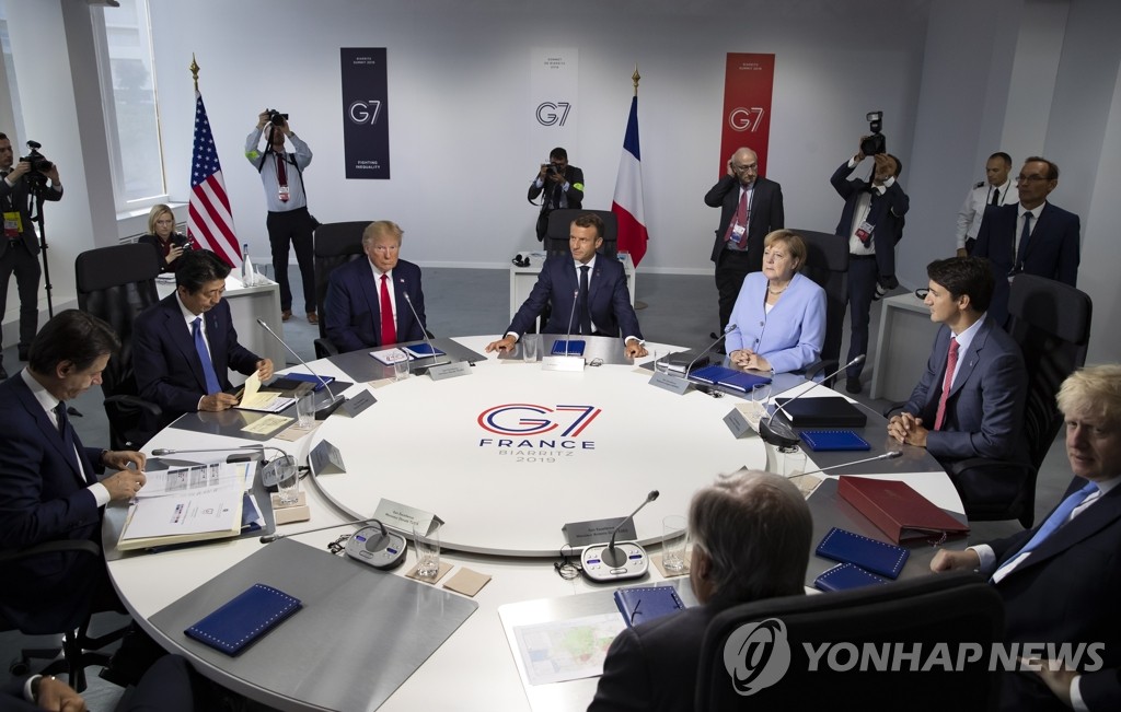 원탁 회의하는 G7 정상들