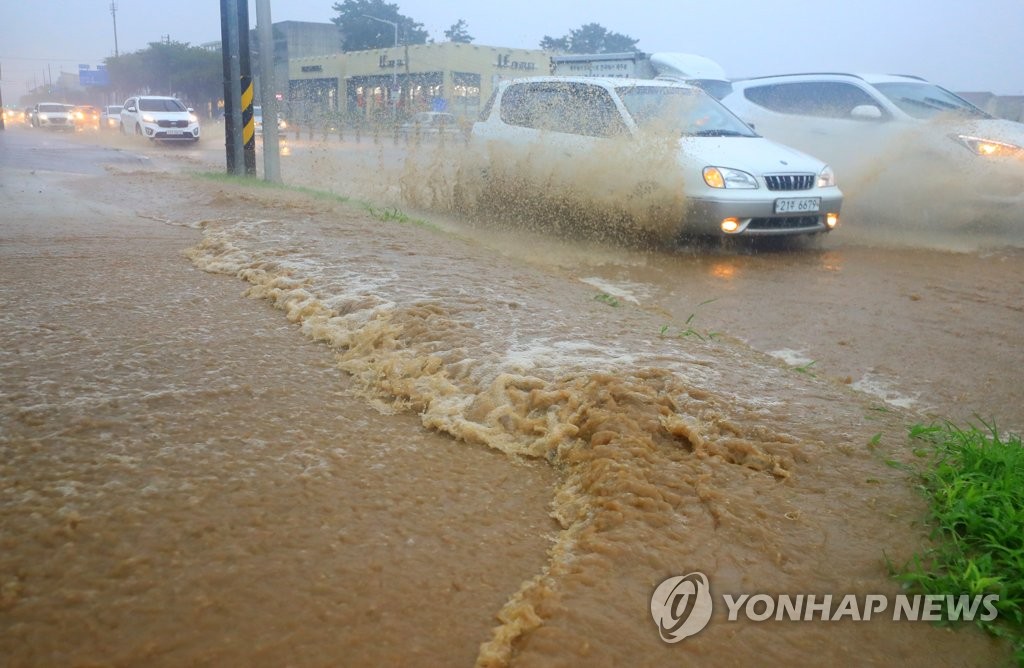 폭우로 물바다 된 제주 도심 도로