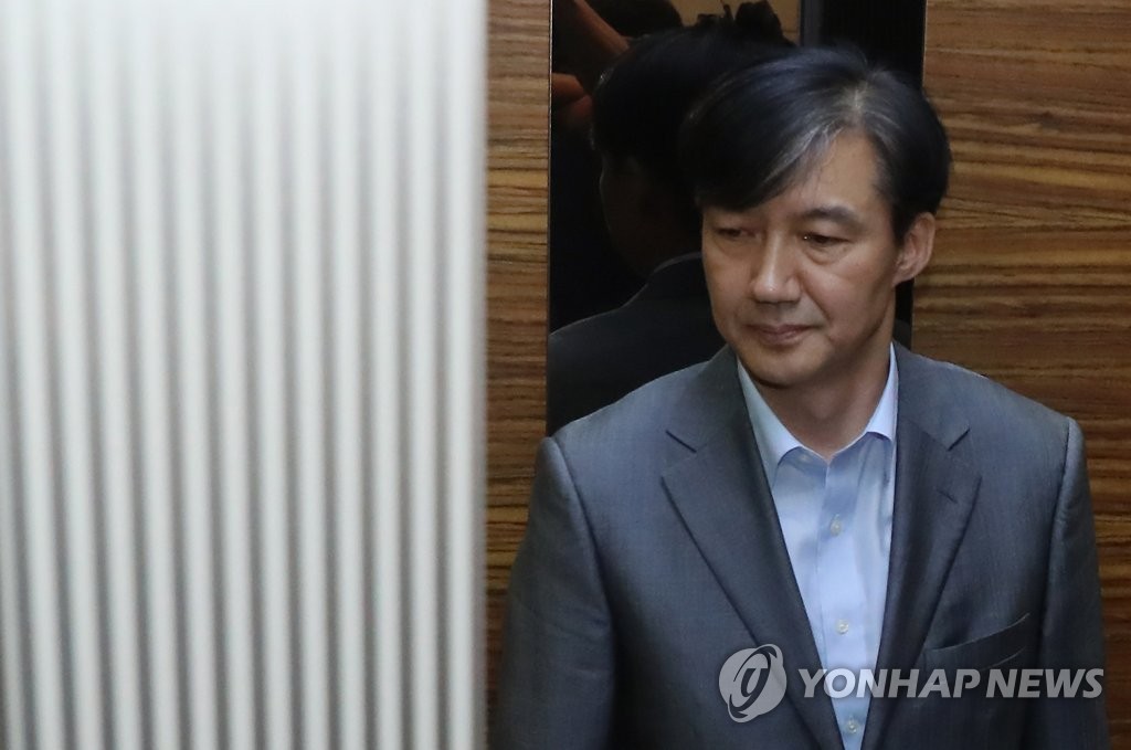 생각에 잠긴 조국 후보자