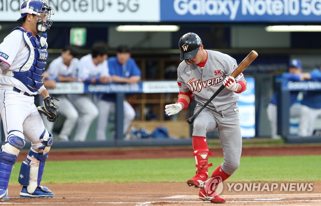 In this file photo from Aug. 30, 2019, Ro Soo-kwang of the SK Wyverns (R) stumbles in the batter's box after fanning on a pitch against the Samsung Lions in the top of the first inning of a Korea Baseball Organization regular season game at Daegu Samsung Lions Park in Daegu, 300 kilometers southeast of Seoul. (Yonhap)