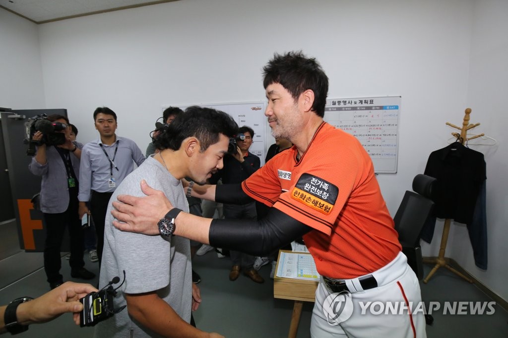 이용규 어깨 잡아주는 한용덕