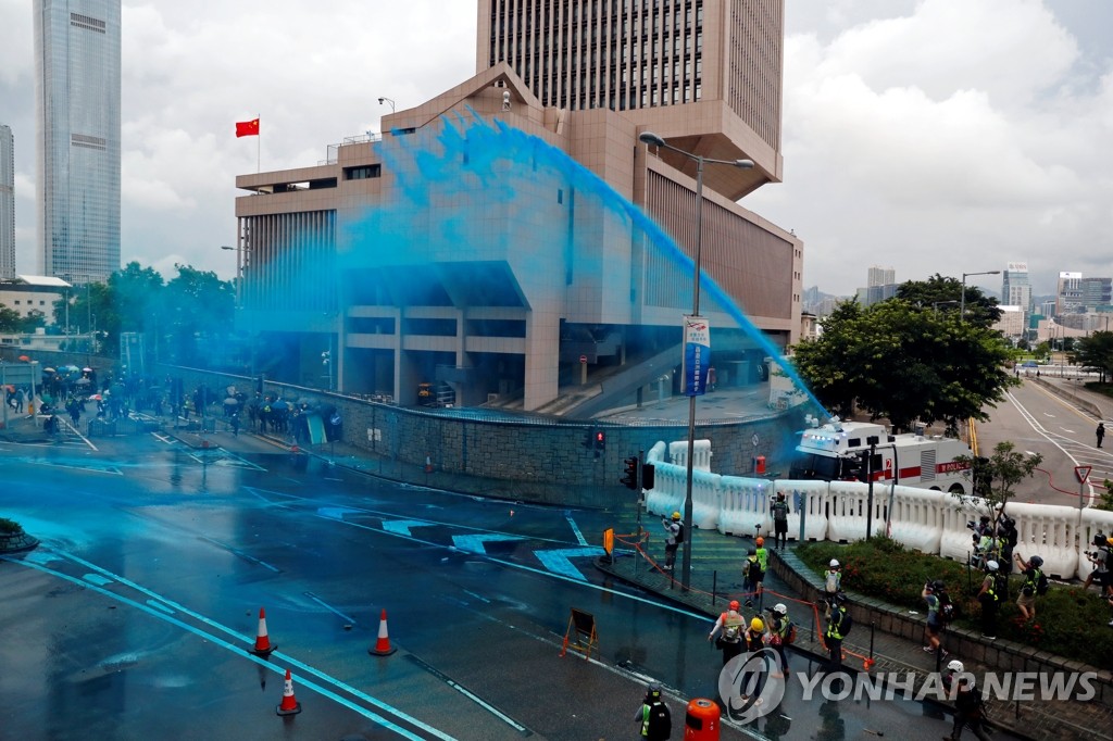 홍콩 시위대 겨냥한 '파란색 물대포'