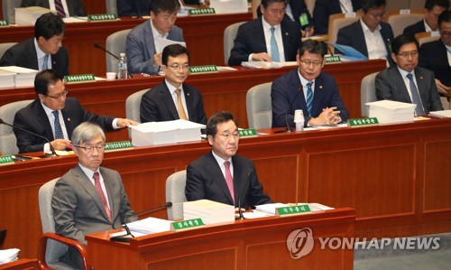 질의 듣는 이낙연 총리