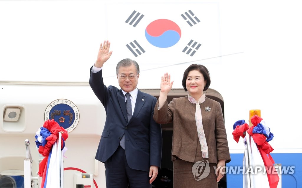 라오스 도착한 문 대통령