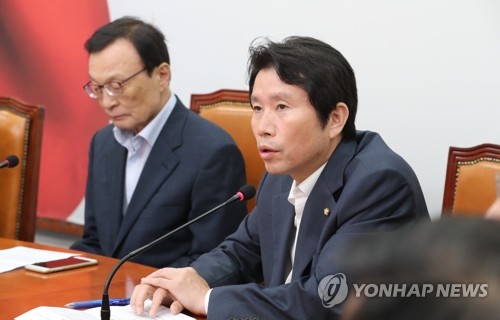 고위전략회의에서 발언하는 이인영