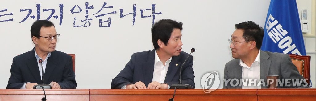 고위전략회의에서 대화하는 이인영-양정철