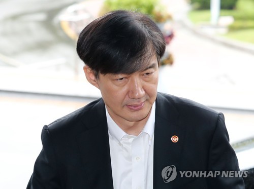법무부 향하는 조국 장관