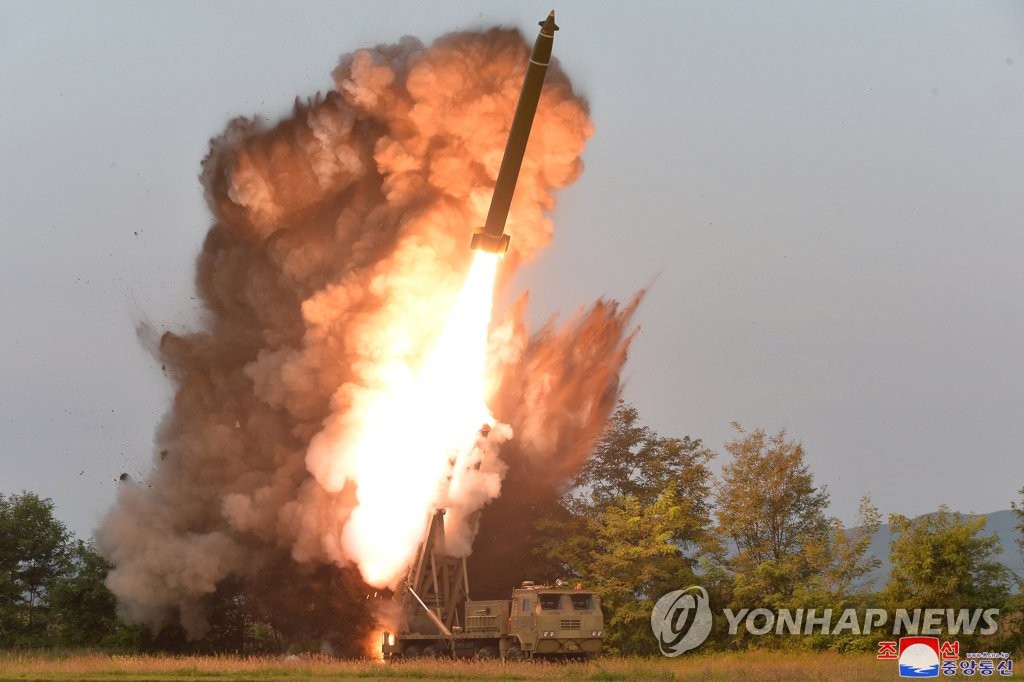 북한 초대형 방사포 시험사격