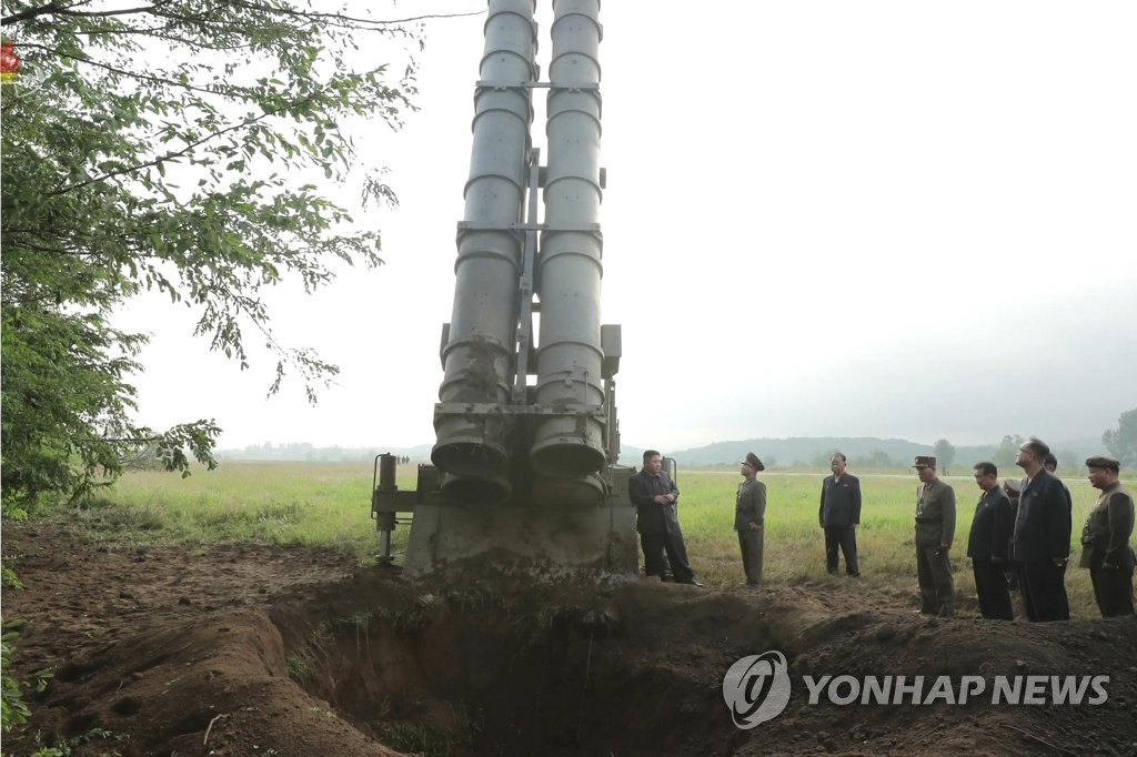 북한, 다시 초대형 방사포 시험사격…김정은 지도