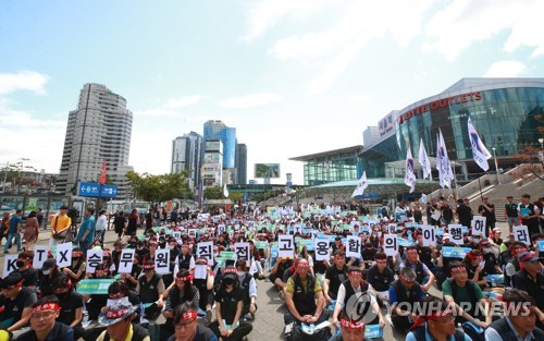 서울역 광장에 모인 코레일관광개발지부 조합원