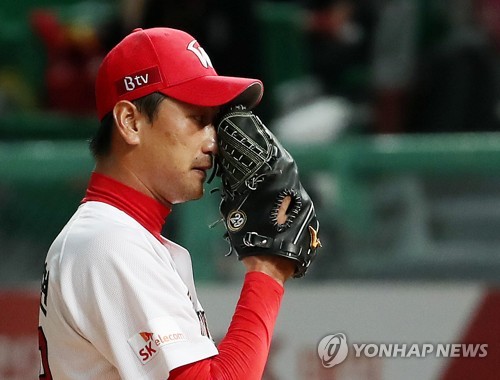 땀 닦는 김광현