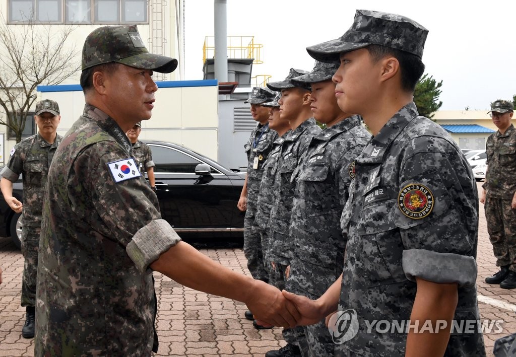 대원들 격려하는 심승섭 해군참모총장