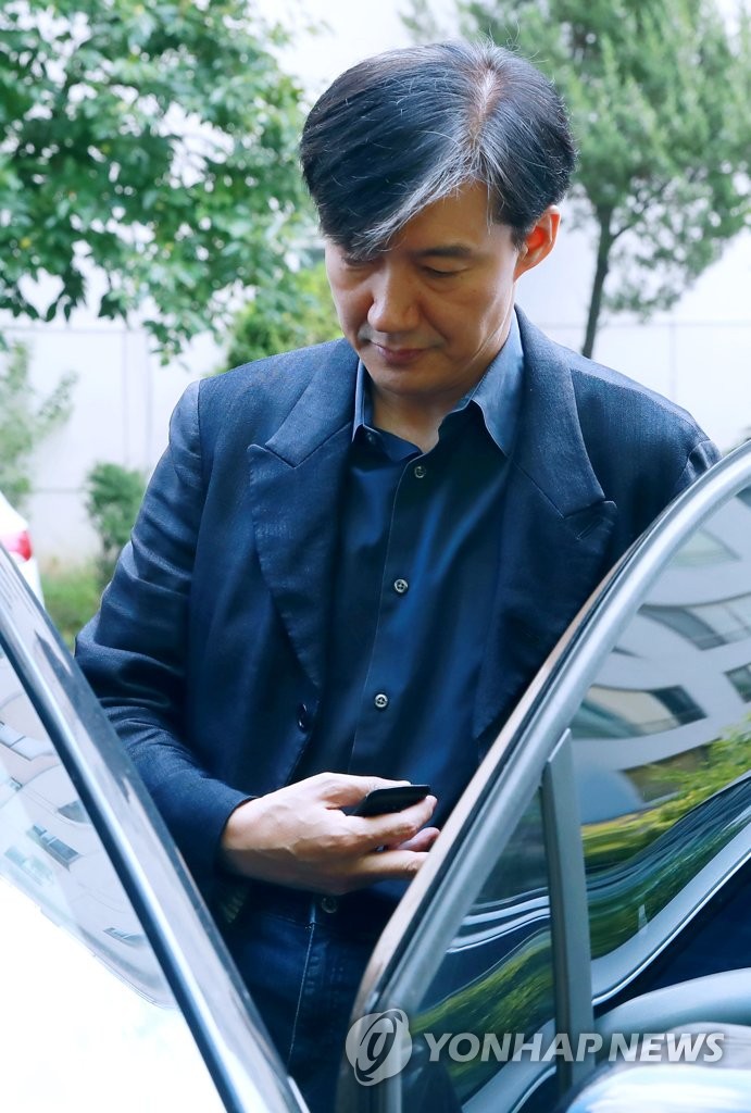 차에 오르는 조국 법무장관