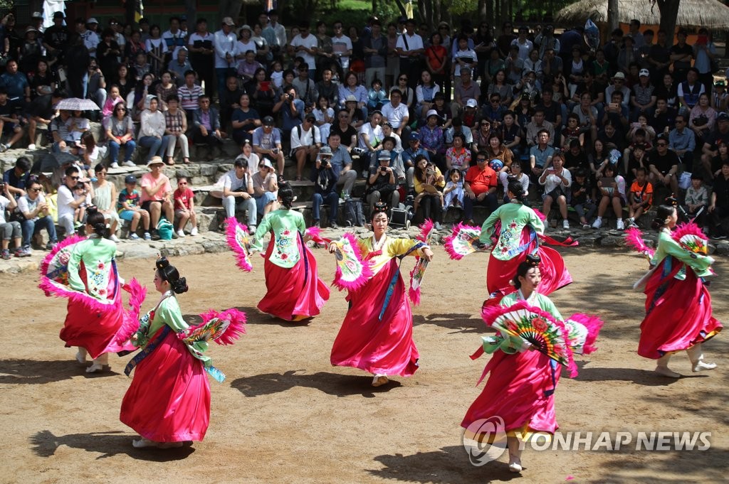 Actuación de danza tradicional coreana Actuación de danza tradicional coreana