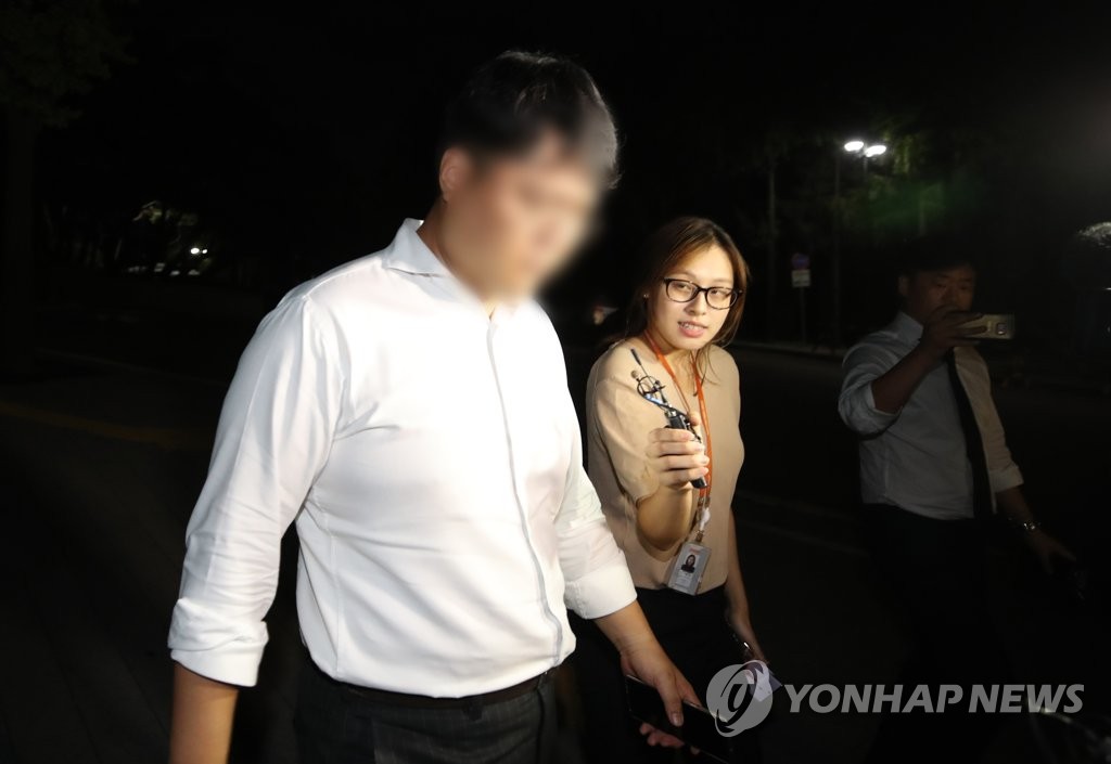검찰조사 받고 귀가하는 코링크 대표