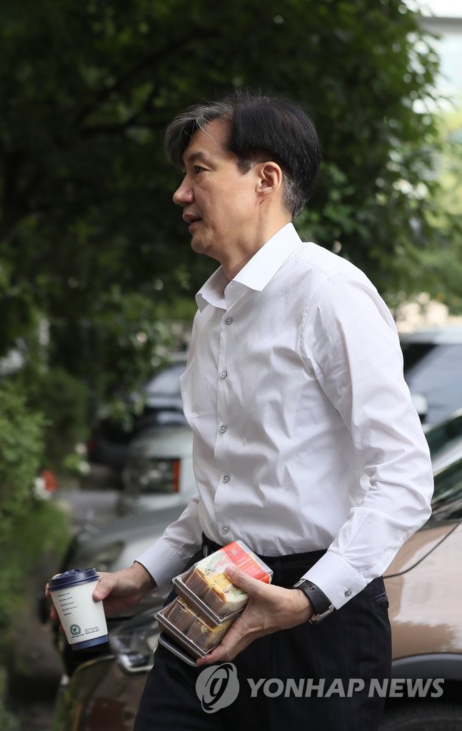 자택 들어서는 조국 장관