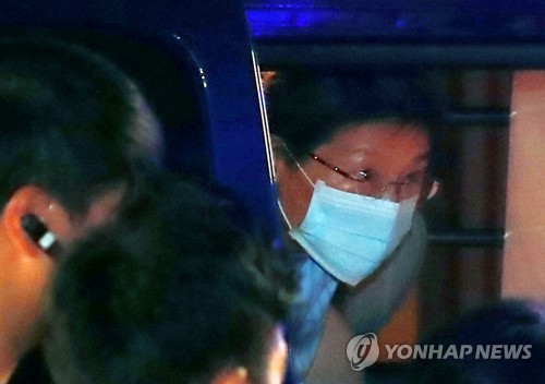 어깨 수술 위해 병원 도착한 박근혜