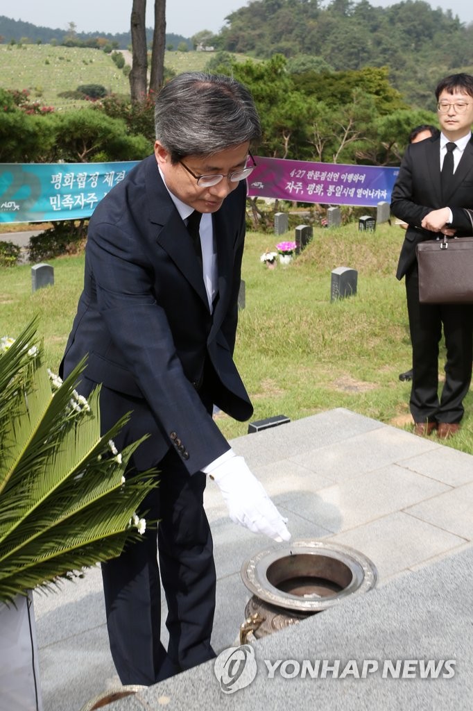 Top court head visits Gwangju cemetery Top court head visits Gwangju cemetery