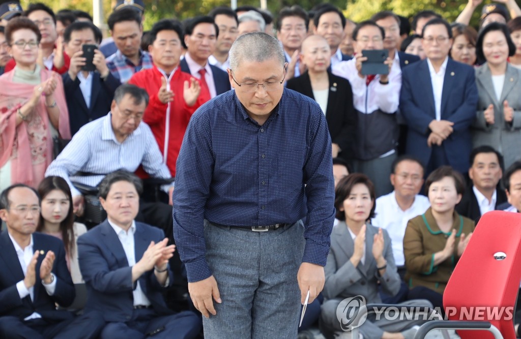 고개 숙인 황교안
