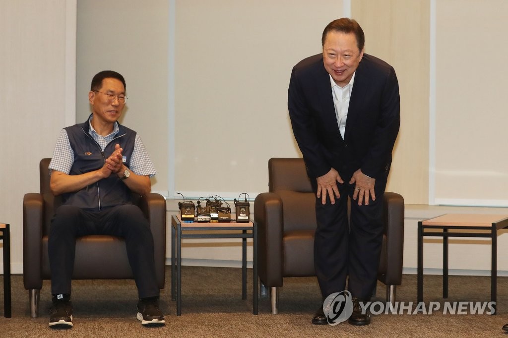 인사하는 박용만 회장