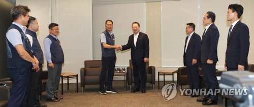 악수하는 김주영-박용만
