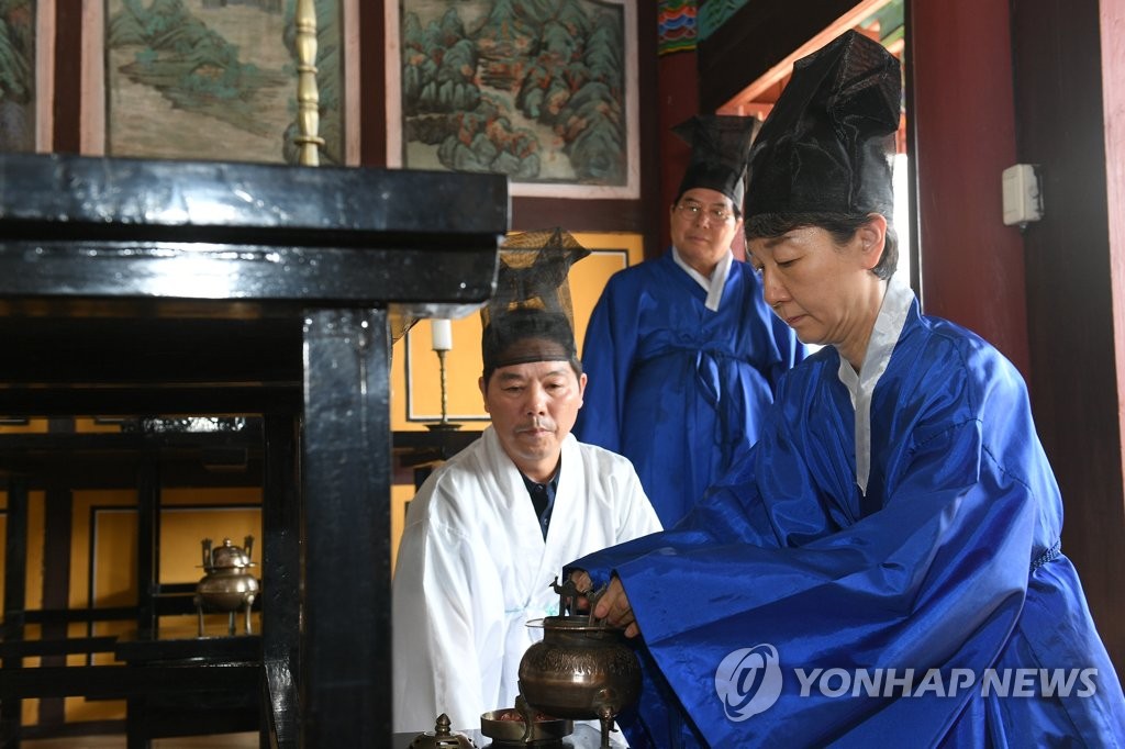 제 올리는 정재숙 문화재청장