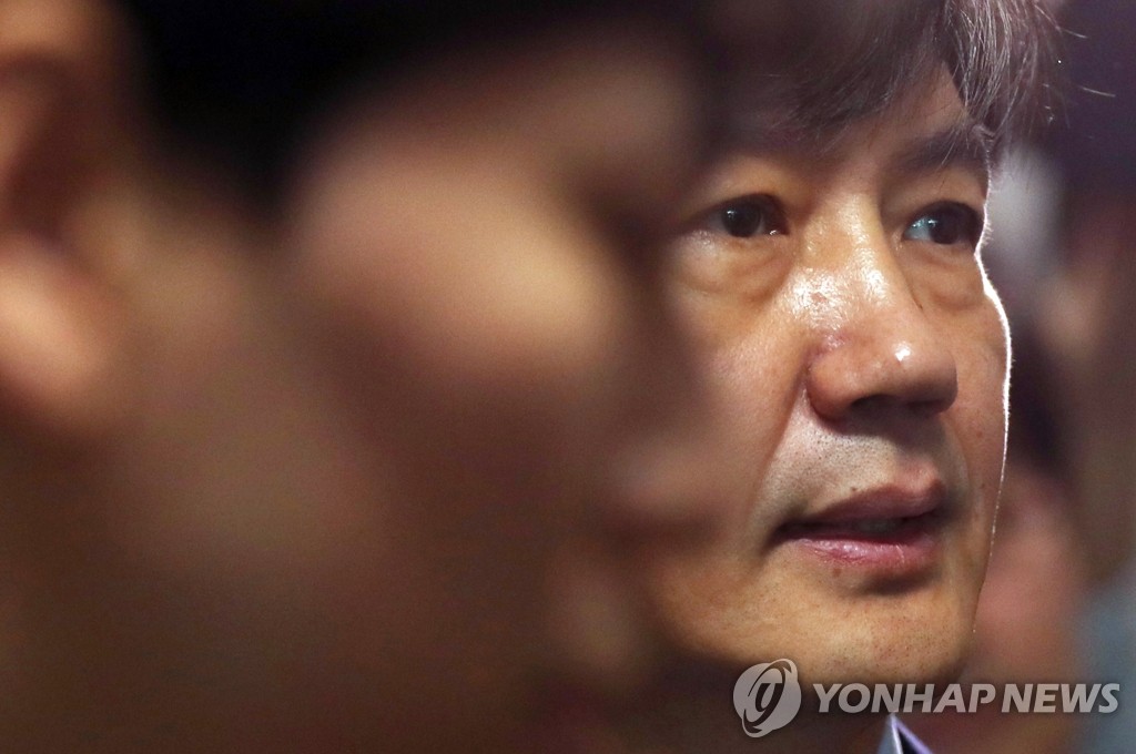 생각에 잠긴 조국 장관