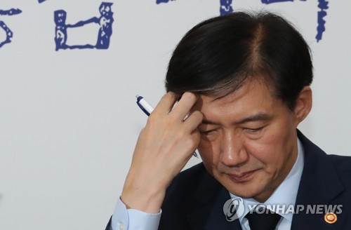 굳은 표정의 조국 법무부 장관