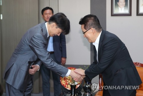 박지원 의원과 악수나누는 조국 장관