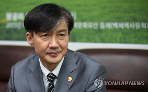 조배숙 원내대표 발언 듣는 조국 장관