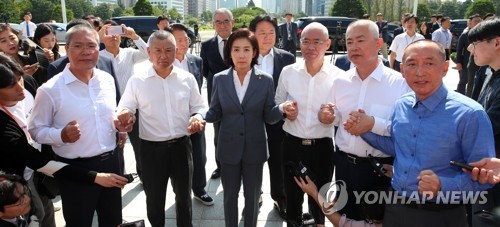 삭발 의원 격려하는 나경원