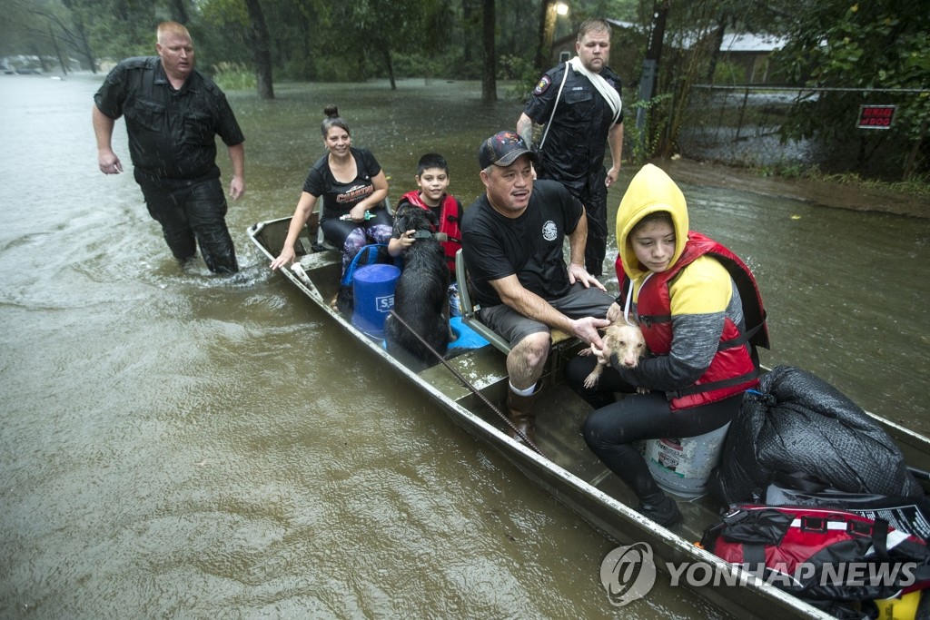 '이멜다' 홍수 대피하는 미국 텍사스 주민들