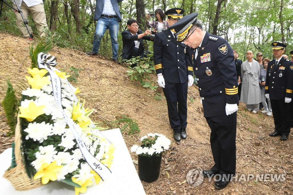 '개구리소년' 희생자 추모하는 민갑룡 경찰청장
