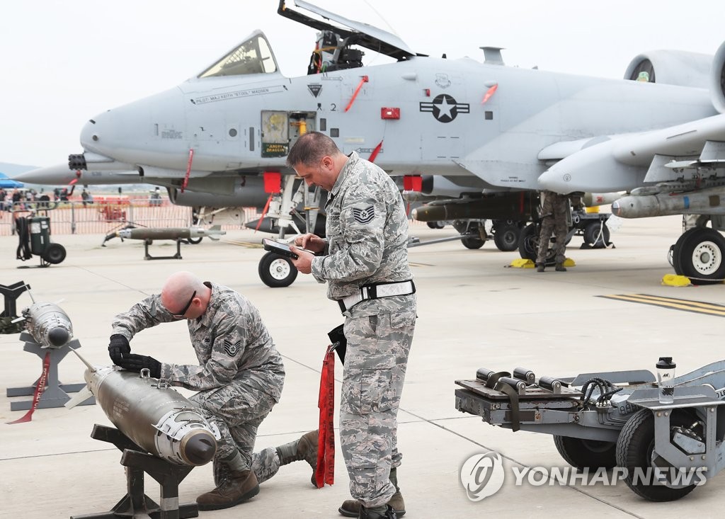 A-10 공격기 무기 장착 시범