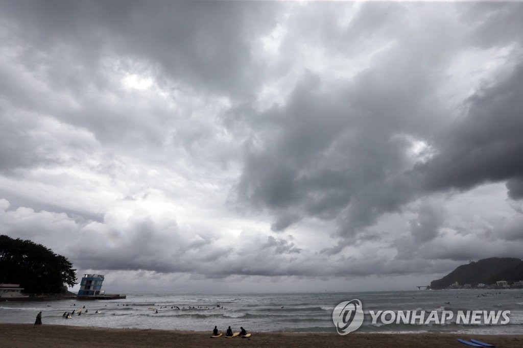 Dark clouds cast over Busan Dark clouds cast over Busan