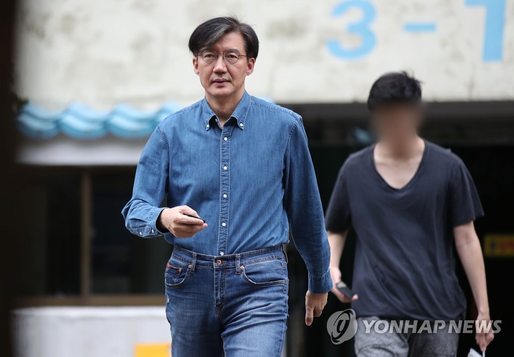 ′굳은 표정′…정경심 소환 임박 속 외출하는 조국 장관