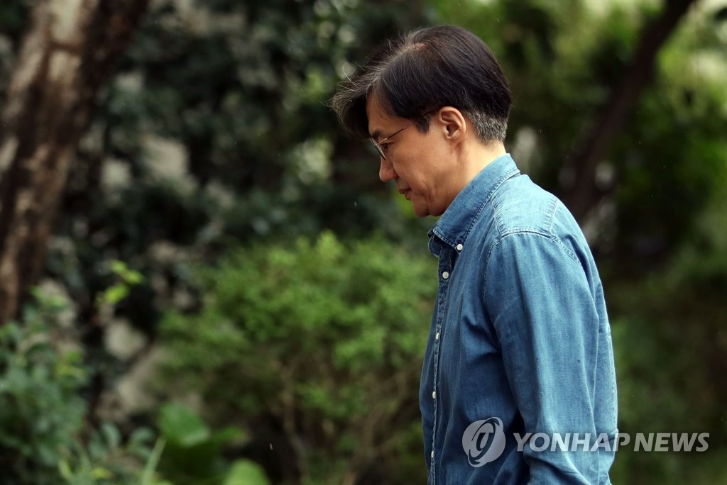 자택으로 귀가하는 조국 장관