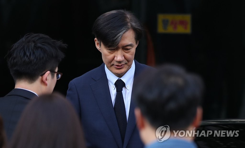 자택 나서는 조국 법무부 장관