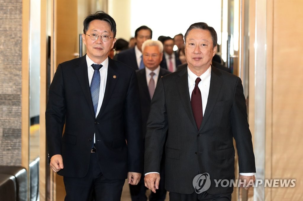 간담회장 들어서는 국세청장과 상의회장