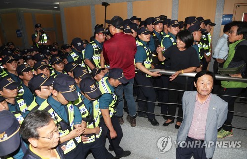 농민단체 회원들, 도의회 본의회장 앞 시위