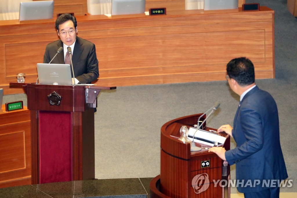 질의에 답변하는 이낙연 총리