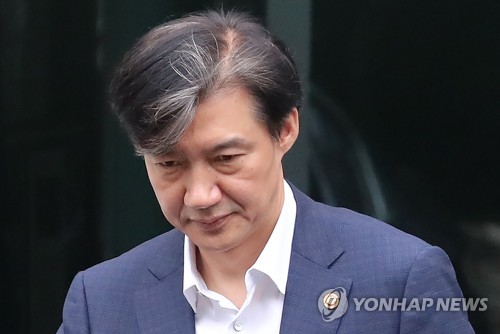 조국 법무부 장관이 지난 2일 오전 서울 서초구 방배동 자택을 나와 출근하고 있다 / 연합뉴스