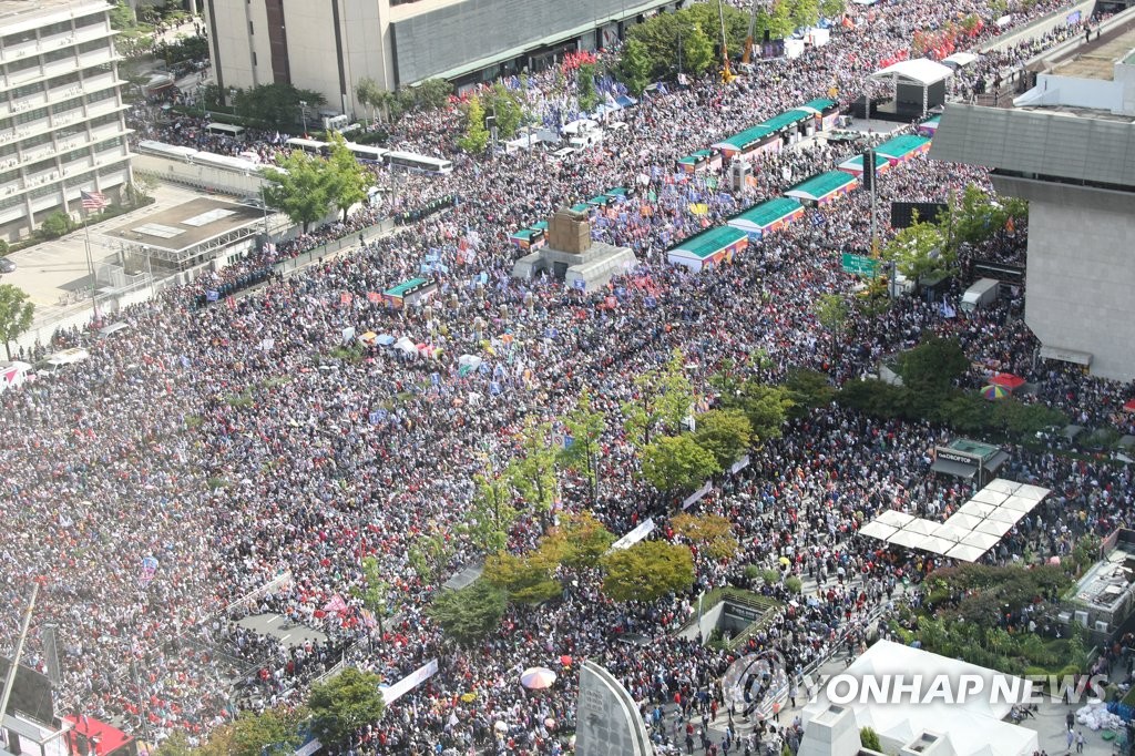 집회로 가득 찬 개천절 광화문