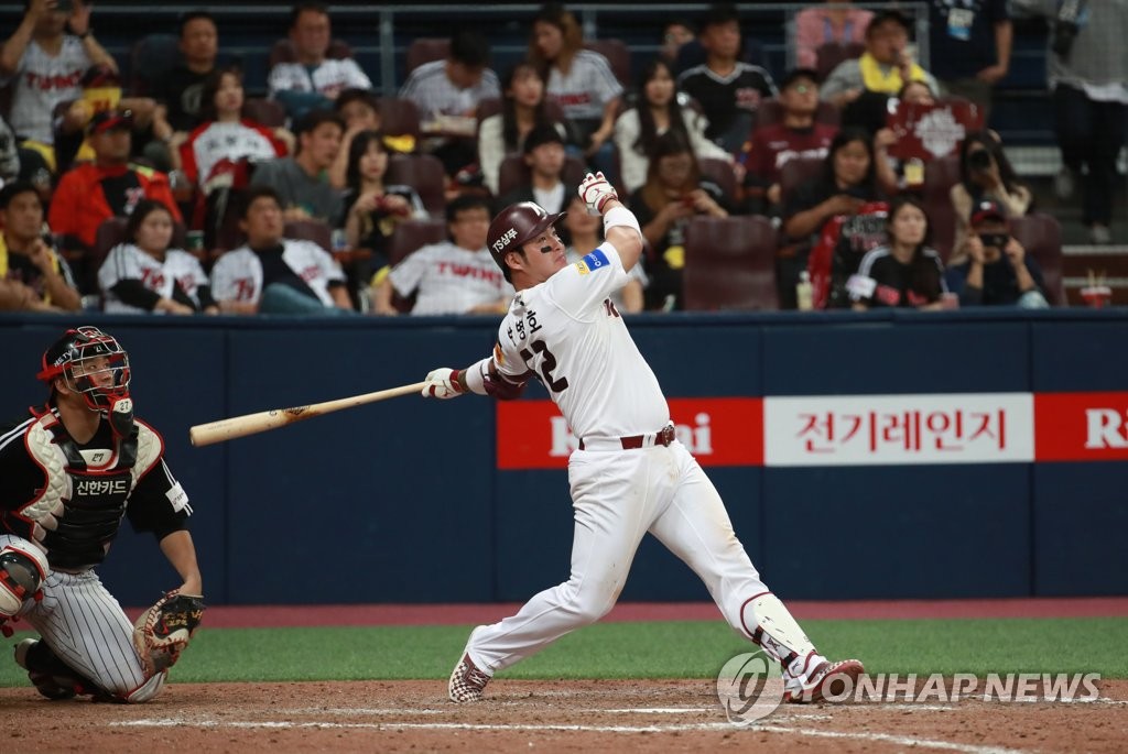Park Byung-ho of the Kiwoom Heroes (R) smacks a walk-off solo home run in the bottom of the ninth inning against the LG Twins in Game 1 of the teams' first-round playoff series in the Korea Baseball Organization at Gocheok Sky Dome in Seoul on Oct. 6, 2019. (Yonhap)