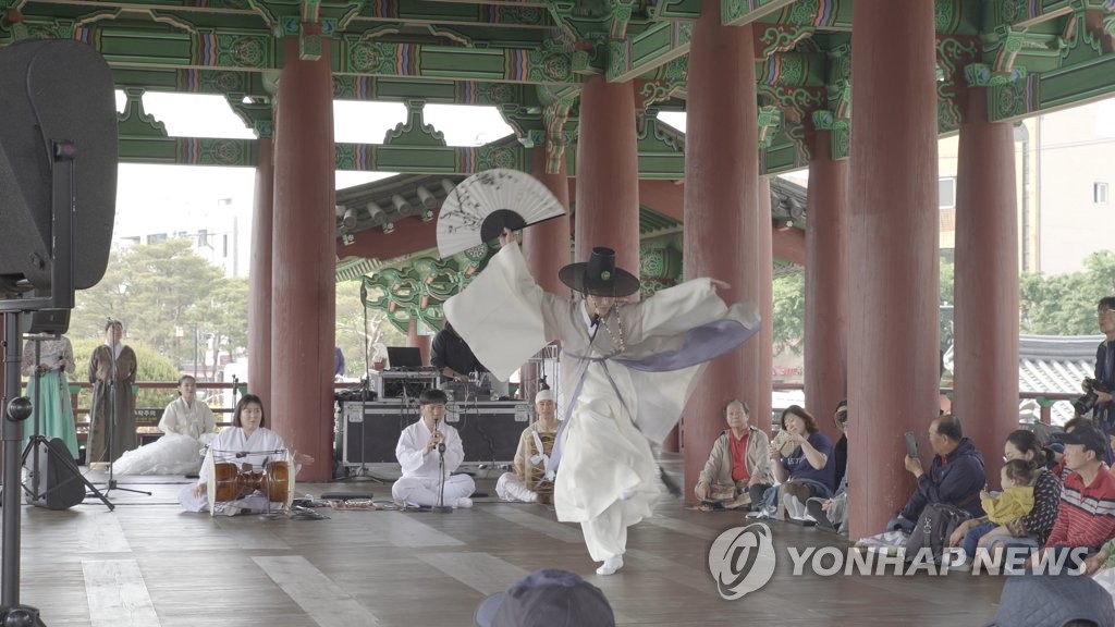 울산 태화루 누각 상설 공연